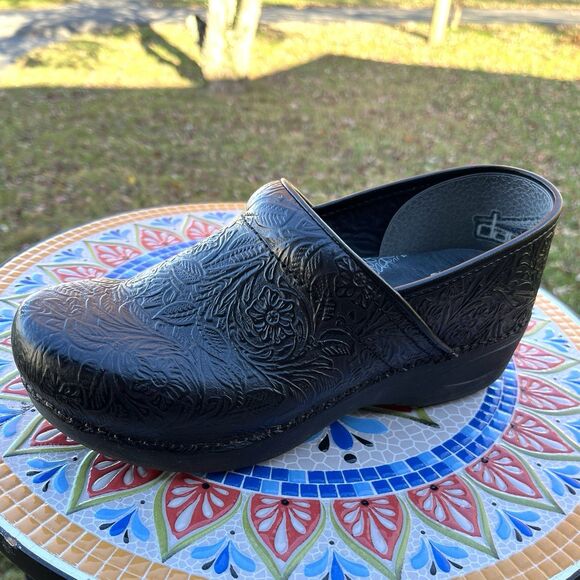 Dansko XP 2.0 Pro Clogs Womens 40 EU /  10 US Black Floral Tooled Leather  Shoes - Picture 1 of 11